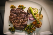 Стейк из мраморной говядины с овощами гриль