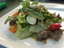 Теплый салат из куриной печени с кедровыми орешками и перепелиным яйцом