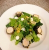 Салат с роллами из куриного мусса под соусом маракуйя